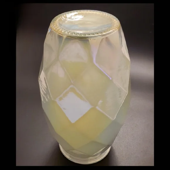 ✨️ Irredescent Pearl w/ Light Green Undertone 8 1/2" Modern Diamond Vase - Picture 8 of 10